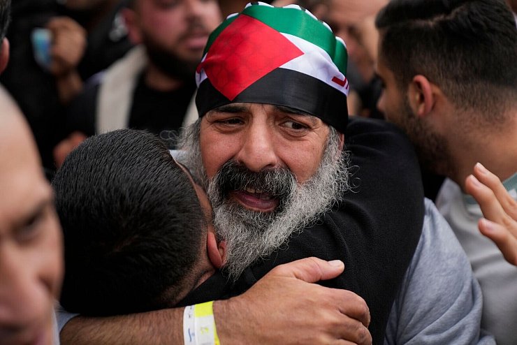 Dutzende palästinensische Häftlinge wurden im Gegenzug für drei aus dem Gazastreifen freigelassene Geiseln aus israelischen Gefängnissen entlassen - © Nasser Nasser/AP/dpa