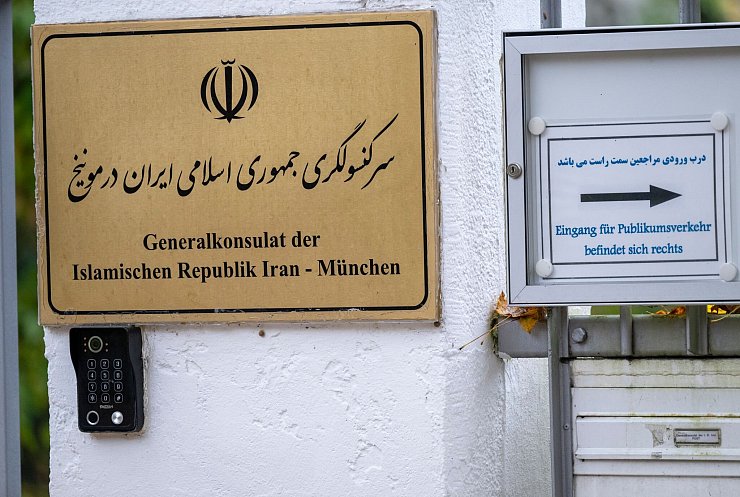 Das iranische Generalkonsulat in München wird auch geschlossen. - © Peter Kneffel/dpa