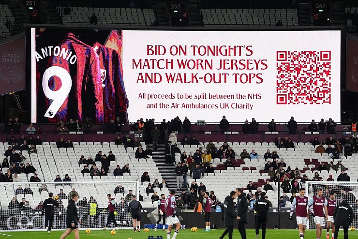 Auch im Stadion wurde nach dem schweren Autounfall an Antonio erinnert. - © Adam Davy/PA Wire/dpa
