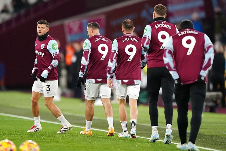 Alle West-Ham-Profis trugen vor dem Spiel gegen Wolverhampton ein Trikot mit der Nummer 9 und dem Namen von Antonio. - © Zac Goodwin/PA Wire/dpa