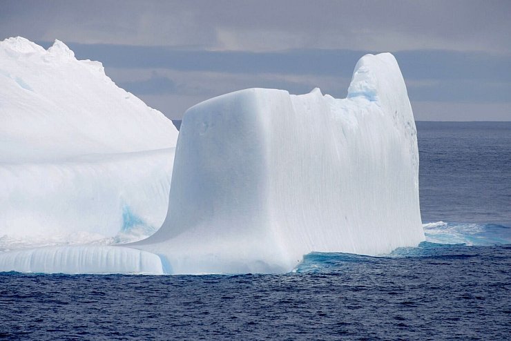 Ein Eisberg im Antarktischen Ozean - © Kyodo/dpa