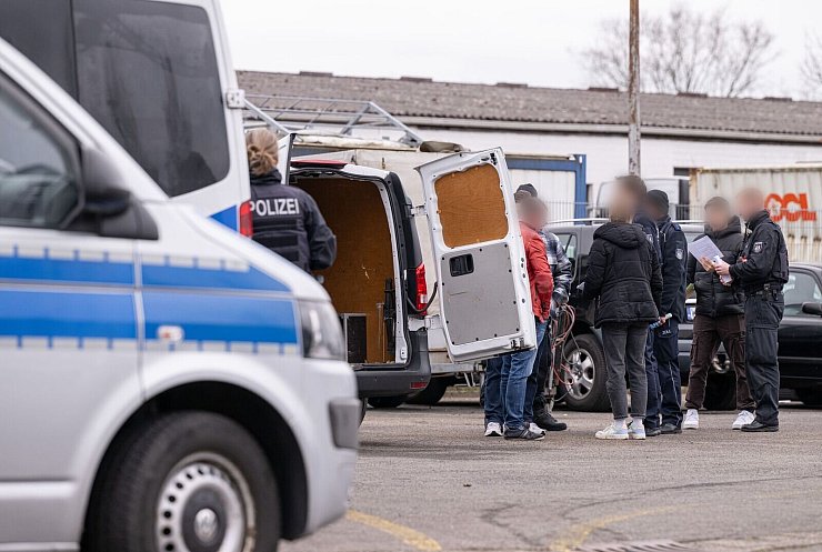 Kontroll- und Durchsuchungsaktion im Gewerbegebiet in Burgsteinfurt. - © Guido Kirchner/dpa
