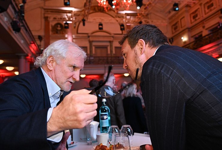 Plausch im Palmengarten-Gesellschaftshaus: Rudi Völler und Julian Nagelsmann. - © Arne Dedert/dpa