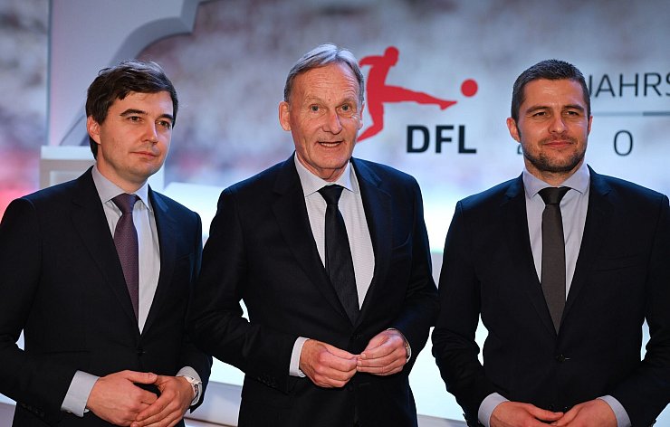 Hans-Joachim Watzke und die DFL-Bosse Marc Lenz und Steffen Merkel: Schritt voran bei der Verteilung der TV-Gelder. - © Arne Dedert/dpa