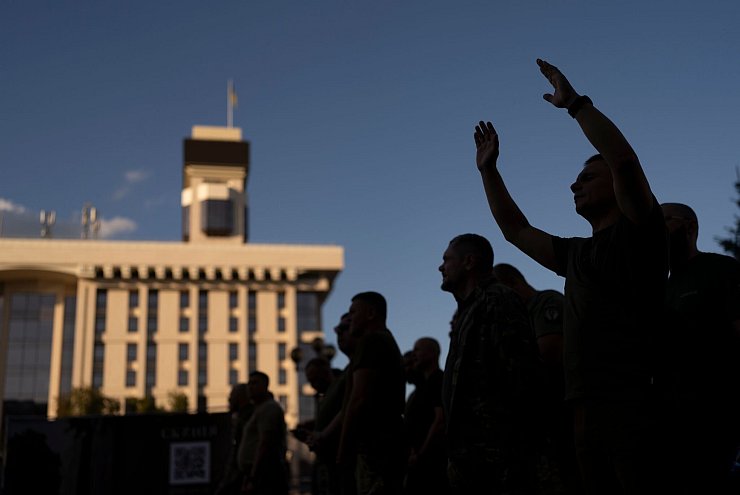 Ukrainische Soldaten bei einem Gottesdienst in Kiew. - © Jae C. Hong/AP/dpa