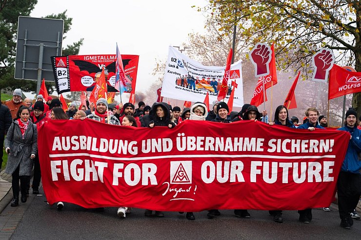 Auf Transparenten fordern sie den Erhalt aller Standorte und der Übernahmegarantie für Auszubildende. - © Alicia Windzio/dpa