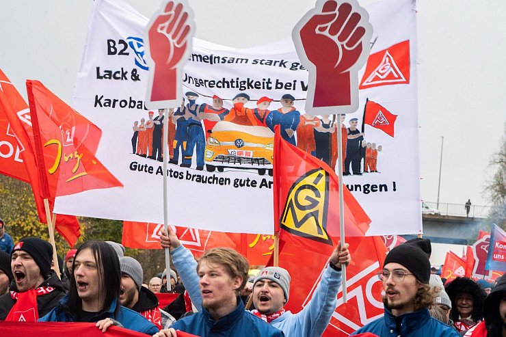 Laut IG Metall hatten sich die Teilnehmer für die Kundegebung frei genommen. Noch sei es kein Warnstreik. - © Alicia Windzio/dpa