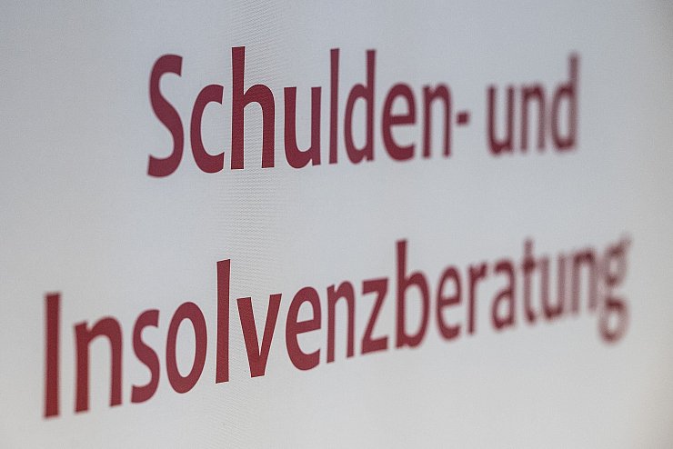 Die Zahl der überschuldeten Menschen ist immer noch hoch. - © Swen Pförtner/dpa