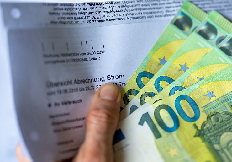 Steigende Kosten etwa für Energie belasten vor allem Menschen mit kleinem Einkommen. - © Monika Skolimowska/dpa