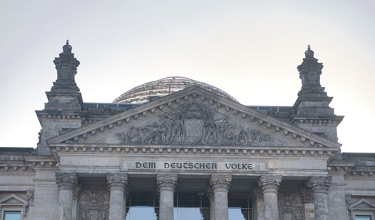 Vor 35 Jahren haben sich die Bundesrepublik Deutschland und die Deutsche Demokratische Republik zu einem Staat zusammengeschlossen. - © Paul Zinken/dpa