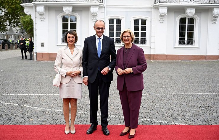 Bundeskanzler Friedrich Merz nutzt die Feier zu 35 Jahre deutscher Einheit für einen Appell zum Aufbruch. - © Jean-Christophe Verhaegen/POOL AFP/dpa