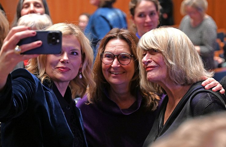 Julia Klöckner (v.l.-r., CDU), Bundestagspräsidentin, Mechthild Heil (CDU) und Frauenrechtlerin Alice Schwarzer lächeln für ein Selfie. - © Elisa Schu/dpa