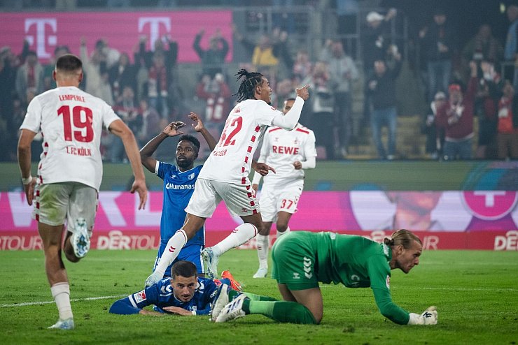 Damion Downs (M) brach für den 1. FC Köln am Samstagabend zunächst den Bann und traf zum 1:0. - © Marius Becker/dpa