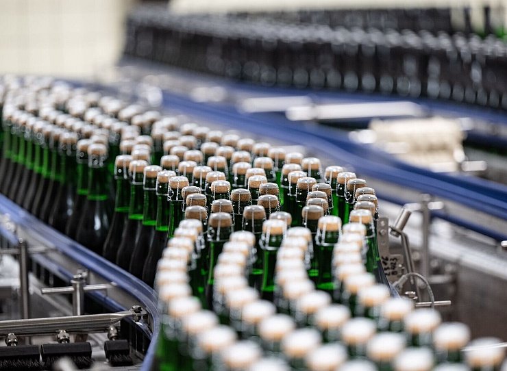 Alkoholfreier Sekt wird immer beliebter. (Archivfbild) - © Boris Roessler/dpa