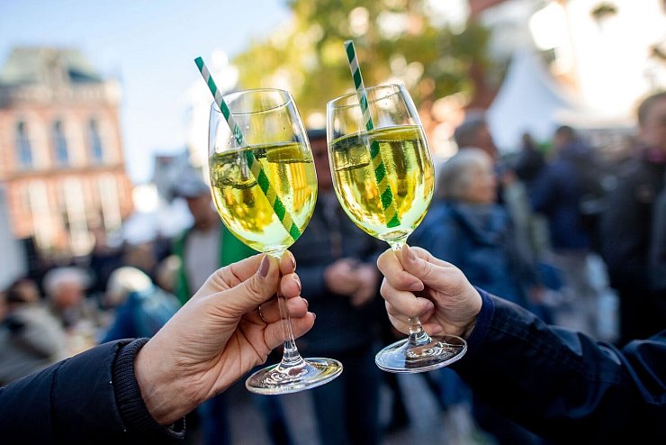 Selbstgemachte Aperitifs sind zunehmend gefragt. (Archivbild) - © Hauke-Christian Dittrich/dpa