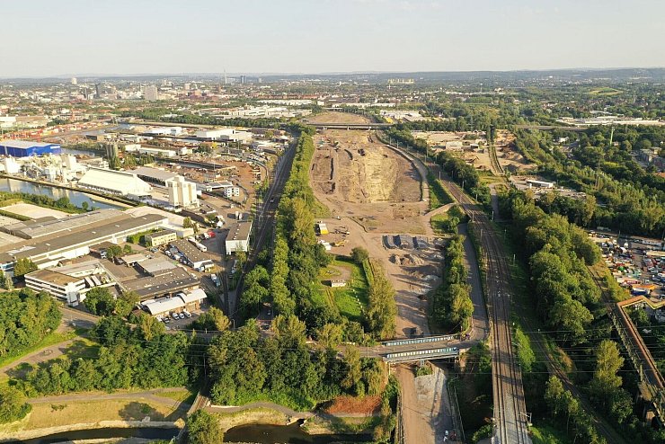 Wo früher einmal ein Güterbahnhof war, wird nun ein modernes ICE-Werk gebaut - © -/DB AG, Zimmerers und Priebe/dpa