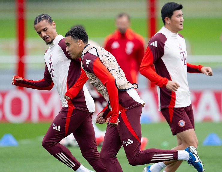 Musiala sitzt zunächst beim FC Bayern auf der Bank. - © Sven Hoppe/dpa