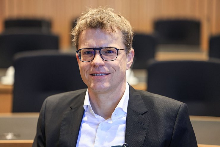 Das Asyl- und Abschiebesystem funktioniert aus Sicht des Europa- und Völkerrechtsprofessors Daniel Thym nicht. - © Oliver Berg/dpa