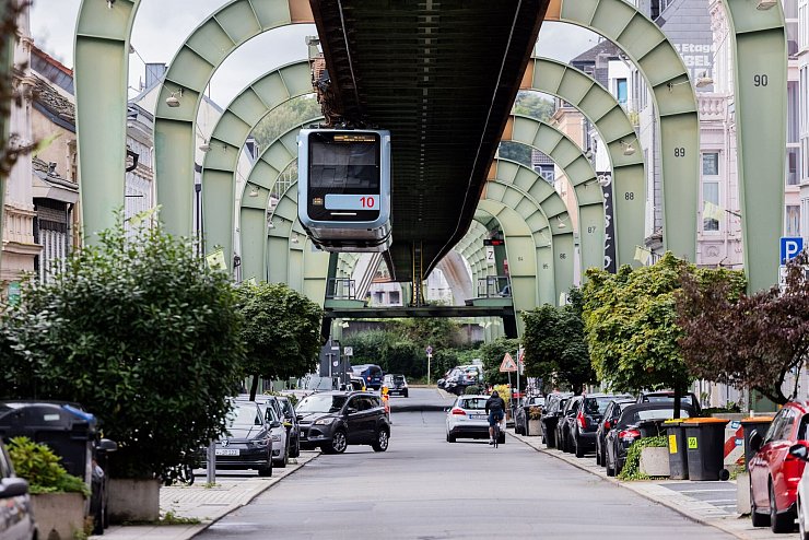 Die Schwebebahn ist schon länger ein Coolheitsfaktor der Stadt Wuppertal. Nun wird sie explizit als Reiseziel für 2025 empfohlen. - © Rolf Vennenbernd/dpa