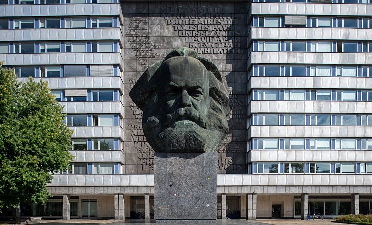 Der «Nischel» (Kopf), wie die Chemnitzer ihre riesige Marx-Skulptur nennen, ist nur eine von vielen Sehenswürdigkeiten in der Kulturhauptstadt 2025. Der 40 Tonnen schwere, riesige Philosophenkopf aus Bronze gilt als die zweitgrößte Porträtbüste der Welt. Sie stammt vom russischen Bildhauer Lew Kerbel (1917-2003) und wurde am 9. Oktober 1971 enthüllt. (Archivbild) - © Hendrik Schmidt/dpa-Zentralbild/dpa