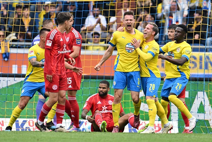 Braunschweigs Paul Jaeckel (M) jubelt nach seinem Tor zum 1:0. - © Swen Pförtner/dpa
