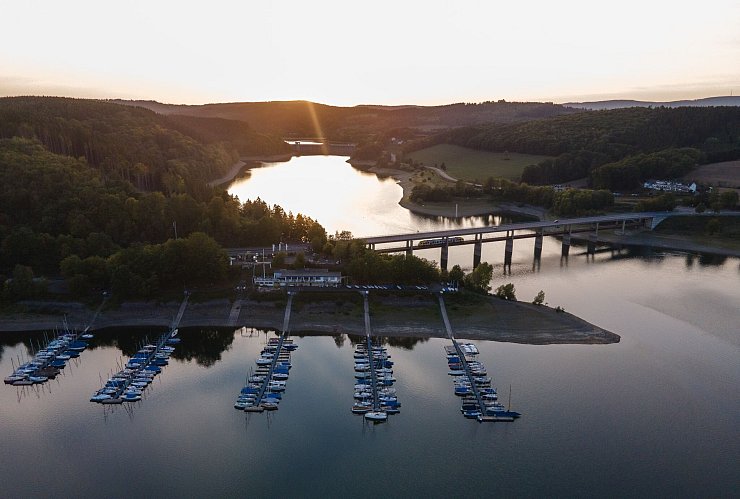 Der Naturpark Sauerland Rothaargebirge, auf dessen Gebiet der Biggesee liegt, wird der größte Naturpark in Deutschland. - © Jonas Güttler/dpa