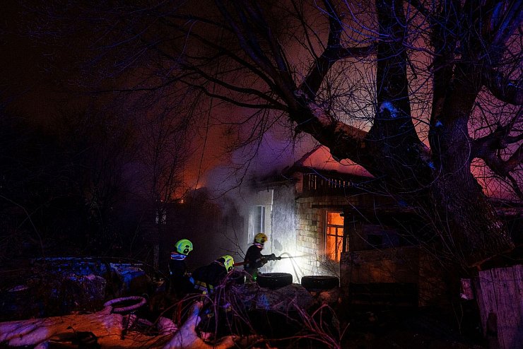 Rettungskräfte löschen ein Feuer in einem Wohnhaus nach einem russischen Raketenangriff in Kiew. Für die ukrainische Hauptstadt war es der folgenschwerste Angriff seit mehr als einem Jahr. - © Evgeniy Maloletka/AP