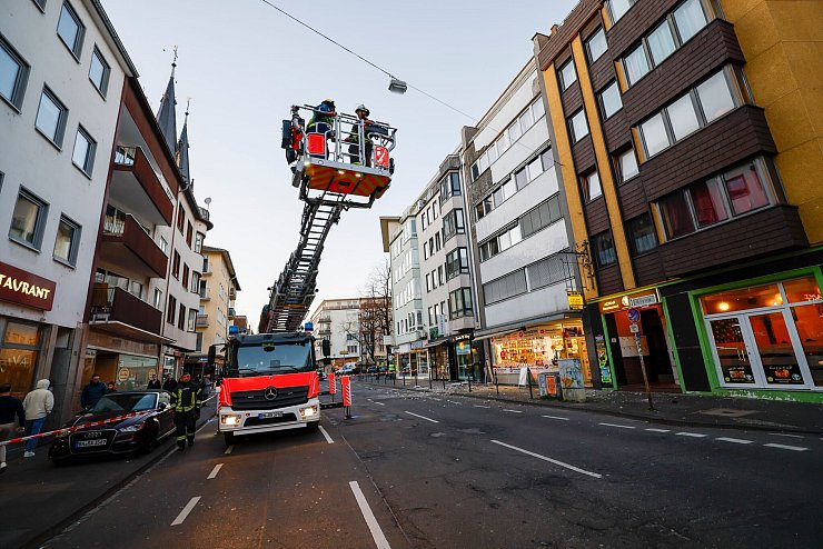 Nachdem Passanten in Bonn durch herabstürzende Teile einer Hausfassade getroffen und verletzt wurden, prüft die Polizei den Vorfall auf eine strafrechtliche Bedeutung. - © Thomas Banneyer/dpa