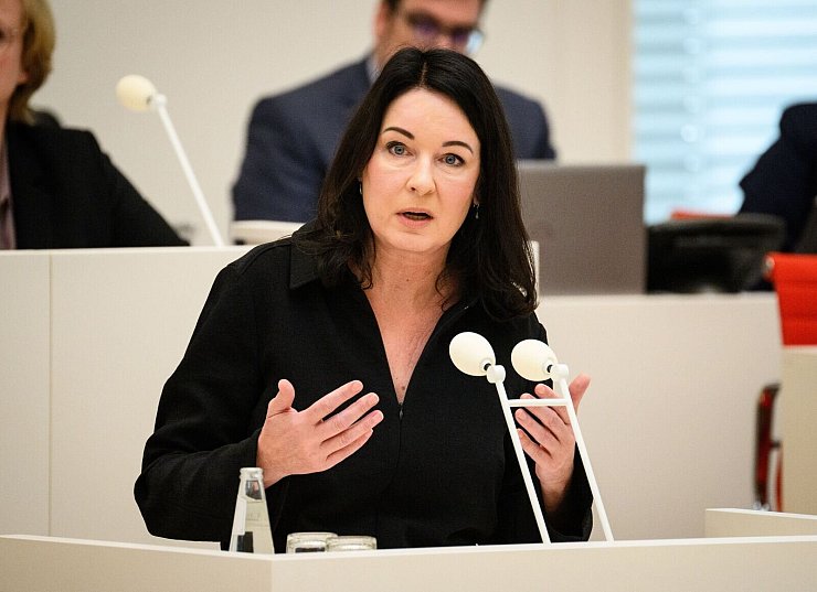 Brandenburgs Gesundheitsministerin Britta Müller (parteilos) sieht den Bund in der Pflicht, für die Betriebskosten der Krankenhäuser ausreichende Mittel zu zahlen. - © Bernd von Jutrczenka/dpa