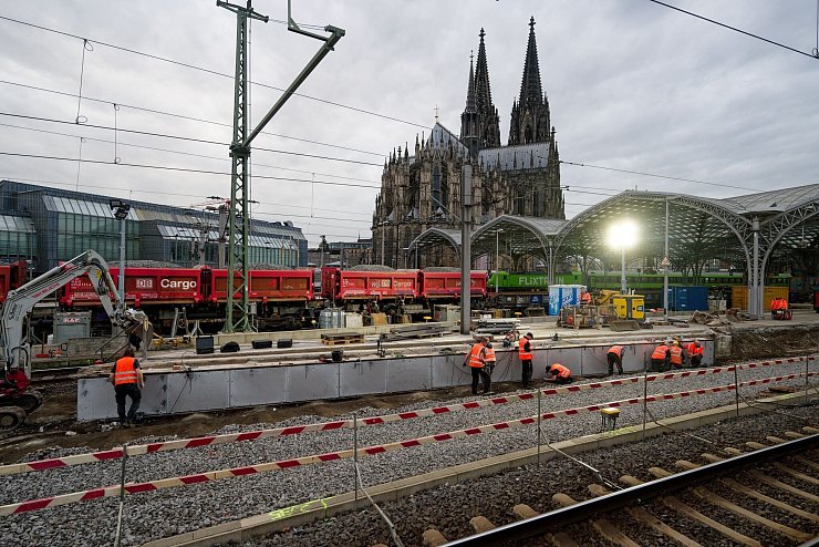 120 Arbeiter haben am Hauptbahnhof neben dem Kölner Dom Gleise und Oberleitungen erneuert. (Archivbild) - © Henning Kaiser/dpa