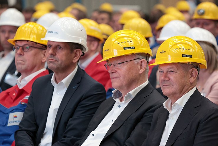 Bund und Land hatten der angeschlagenen Meyer Werft die Rettung im August in Papenburg zugesagt. (Archivbild) - © Markus Hibbeler/dpa