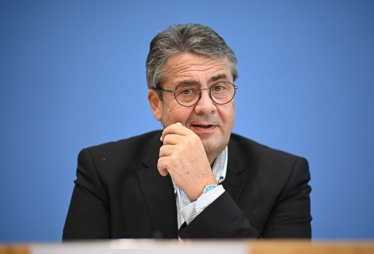 Ex-SPD-Chef Sigmar Gabriel spricht von Widerstand an der Basis gegen ein «Weiter-so» mit Scholz. (Archivbild) - © Britta Pedersen/dpa-Zentralbild/dpa