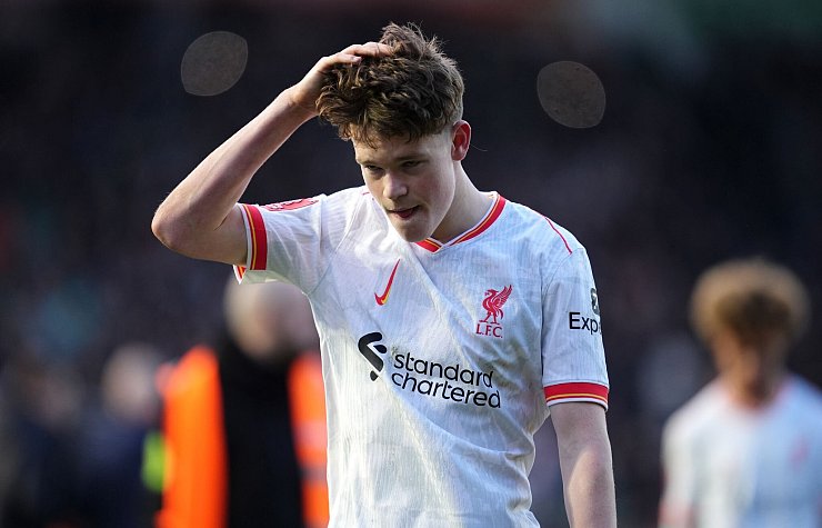 Da kann man sich nur an den Kopf fassen: Liverpool verliert beim Zweitliga-Letzten. - © Adam Davy/PA Wire/dpa