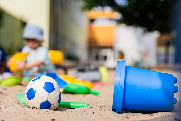 Ein Fußball und die Farbe Blau: klassisches Spielzeug für Jungen - oder? (Symbolbild) - © Christoph Soeder/dpa
