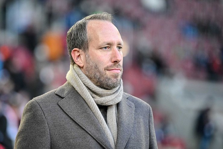 Michael Ströll vom FC Augsburg freut sich über den TV-Deal. - © Harry Langer/dpa