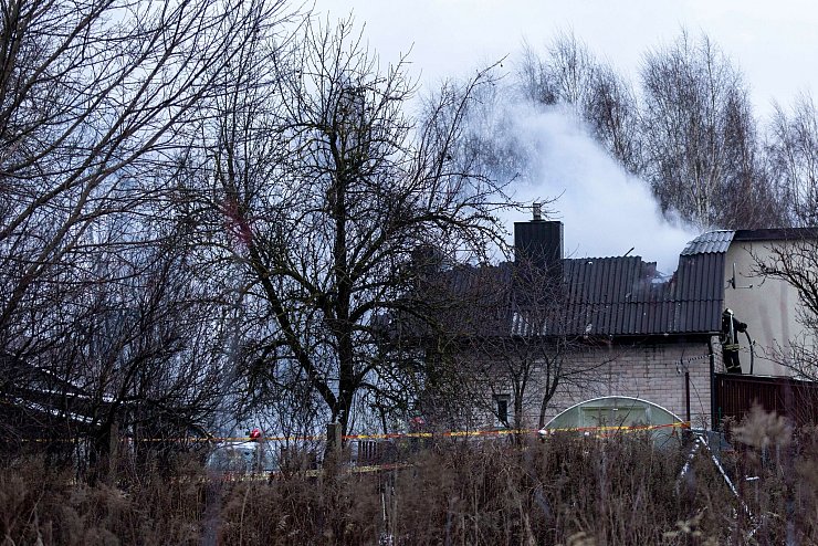 Bei dem Absturz des Flugzeugs trafen Trümmerteile auch ein Wohnhaus. - © Mindaugas Kulbis/AP