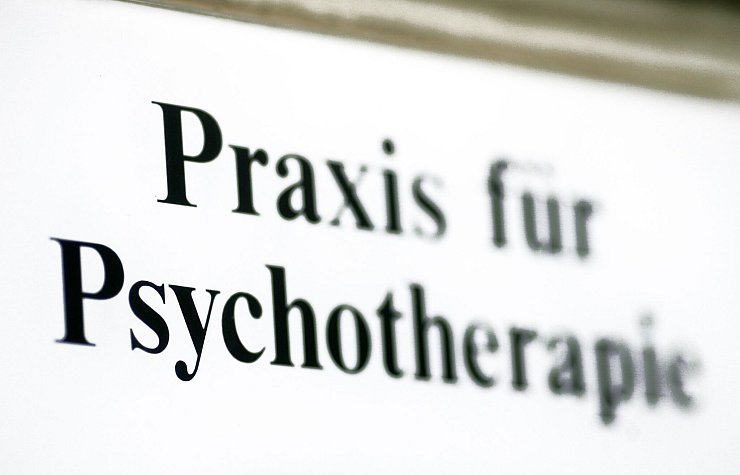 Der Weg zur Therapie ist oft lang. (Archivbild) - © Jens Wolf/zb/dpa