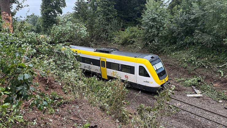 Ein Zug mit Fahrgästen an Bord ist in Oberschwaben entgleist. - © Thomas Warnack/dpa
