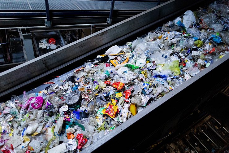 Selbst wenn Plastik gesammelt wird: Es gibt noch nicht die technischen Möglichkeiten haben, diverse Kunststoffe zu recyceln - © Rolf Vennenbernd/dpa