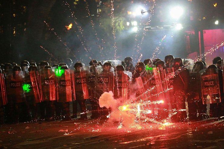 Bei den Protesten liefern sich Demonstranten und Polizei teilweise Straßenschlachten. - © Zurab Tsertsvadze/AP/dpa