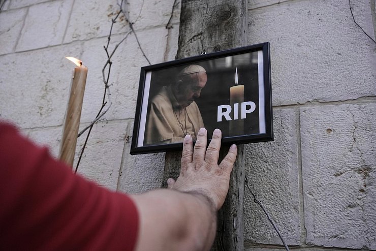 Trauer um Papst Franziskus in Jerusalem - © Maya Alleruzzo/AP/dpa