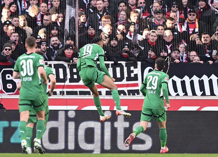Nathan Ngoumou (M) beim Jubelsprung nach seinem Treffer. - © Harry Langer/dpa