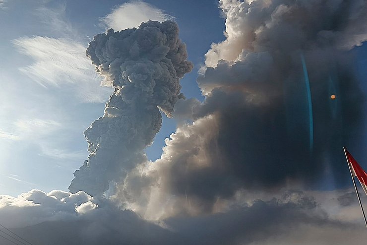 Der Feuerberg spuckt seit Tagen immer mehr Asche. - © Uncredited/AP/dpa