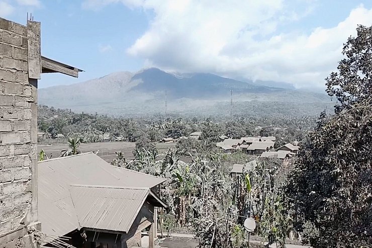 Die ganze Region ist seit Tagen von einer dicken Ascheschicht bedeckt. - © Uncredited/AP/dpa
