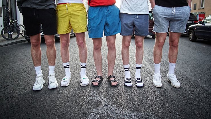 Weiße Tennissocken, vielleicht gar in Sandalen? Was modisch als cool gilt, ist sehr flüchtig. Doch welche Menschen wir cool finden, scheint recht stabil zu sein - auch über Ländergrenzen hinweg. - © Alexander Blum/dpa