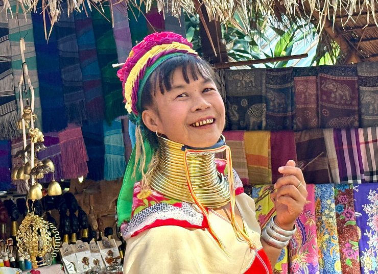 Viele Frauen schützen ihr Kinn mit Tüchern vor den schweren Ringen. - © Carola Frentzen/dpa