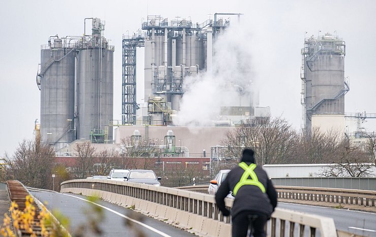 Die Chemiebranche leidet unter teurer Energie und schwacher Konjunktur - die Umsätze sinken. (Symbolbild) - © Benjamin Westhoff/dpa