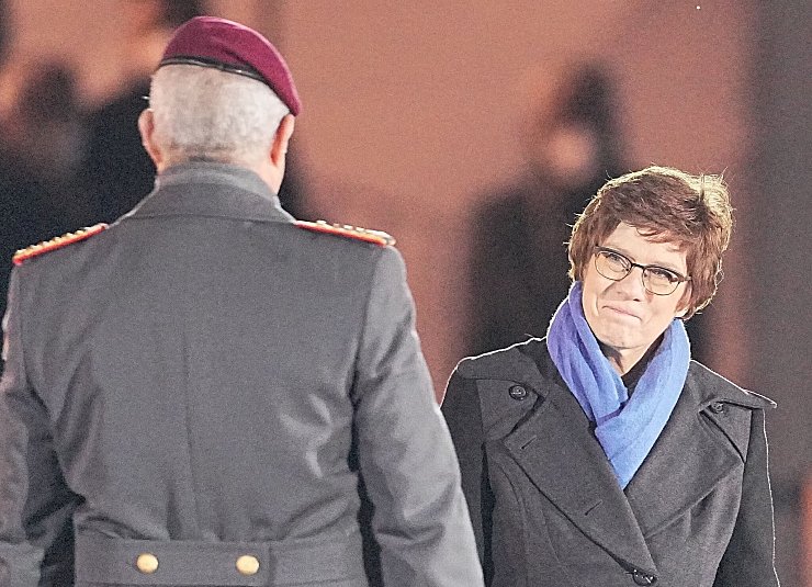 AKK beendet Ende 2021 ihre politische Karriere. (Archivbild) - © Michael Kappeler/dpa-pool/dpa