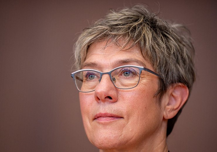 AKK wundert sich manchmal, wie lange sie ganz oben in der Politik war. (Archivbild) - © Michael Kappeler/dpa