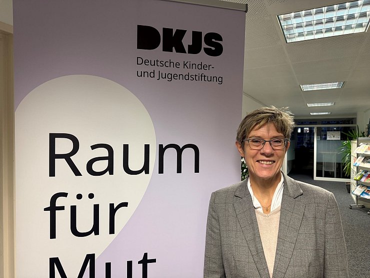 Kramp-Karrenbauer verfolgt nach wie vor die aktuelle Politik. - © Birgit Reichert/dpa